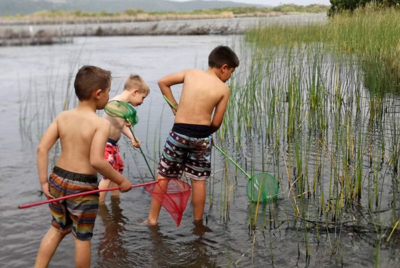 Looking for fish and having fun at Kosi Bay, Utshwayelo Lodge & Camp